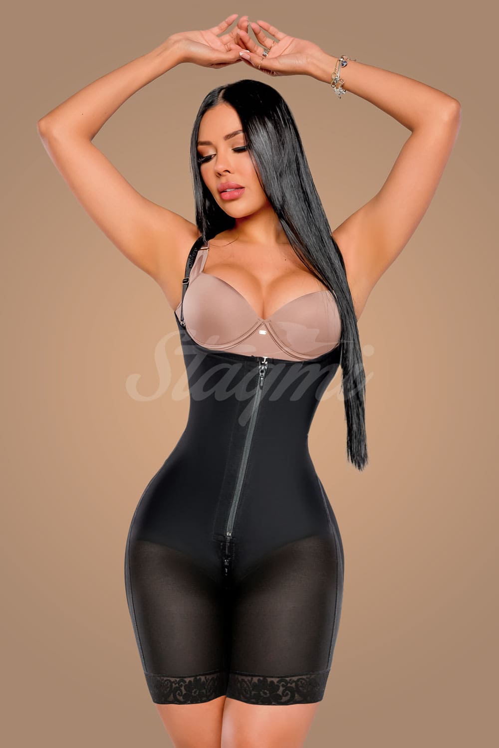 Faja moldeadora  con broches media pierna diseñada para realzar naturalmente tu figura. Con efecto invisible en glúteos y ajuste perfecto, te sentirás cómoda y segura todo el día. Disponible en Cocoa y Black