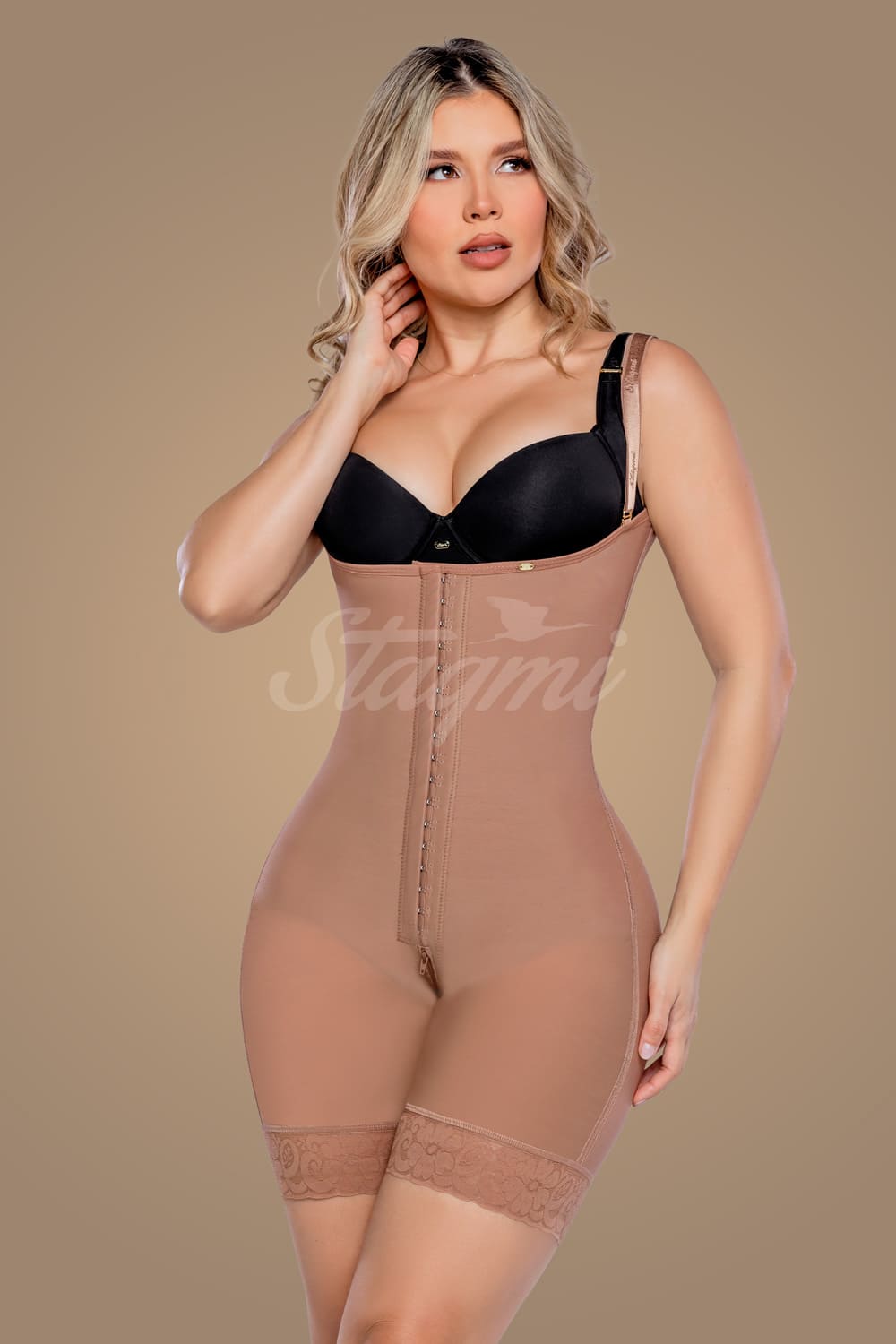 Faja moldeadora con broches media pierna diseñada para realzar naturalmente tu figura. Con efecto invisible en glúteos y ajuste perfecto, te sentirás cómoda y segura todo el día. Disponible en Cocoa y Black